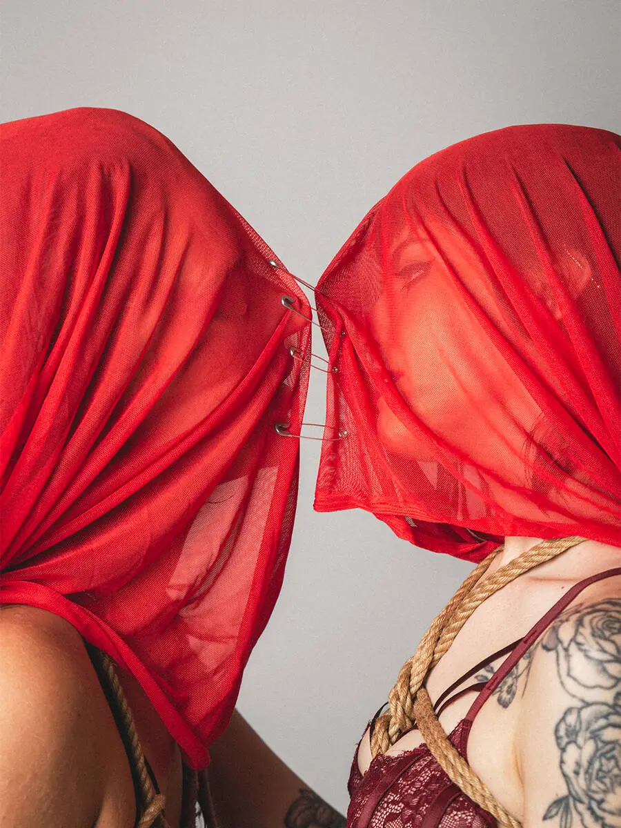 Campaña editorial de la marca Archetype realizada por Todo Rojo Studio